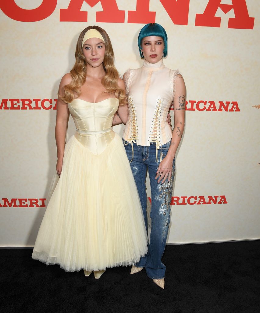 Sydney Sweeney en Danielle Frankel y Halsey en Dilara Findikoglu.