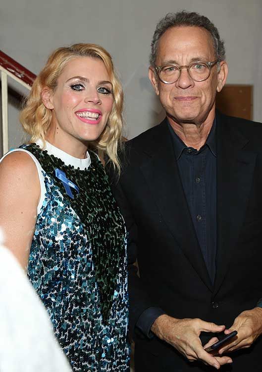 Tom Hanks y Busy Philipps 
