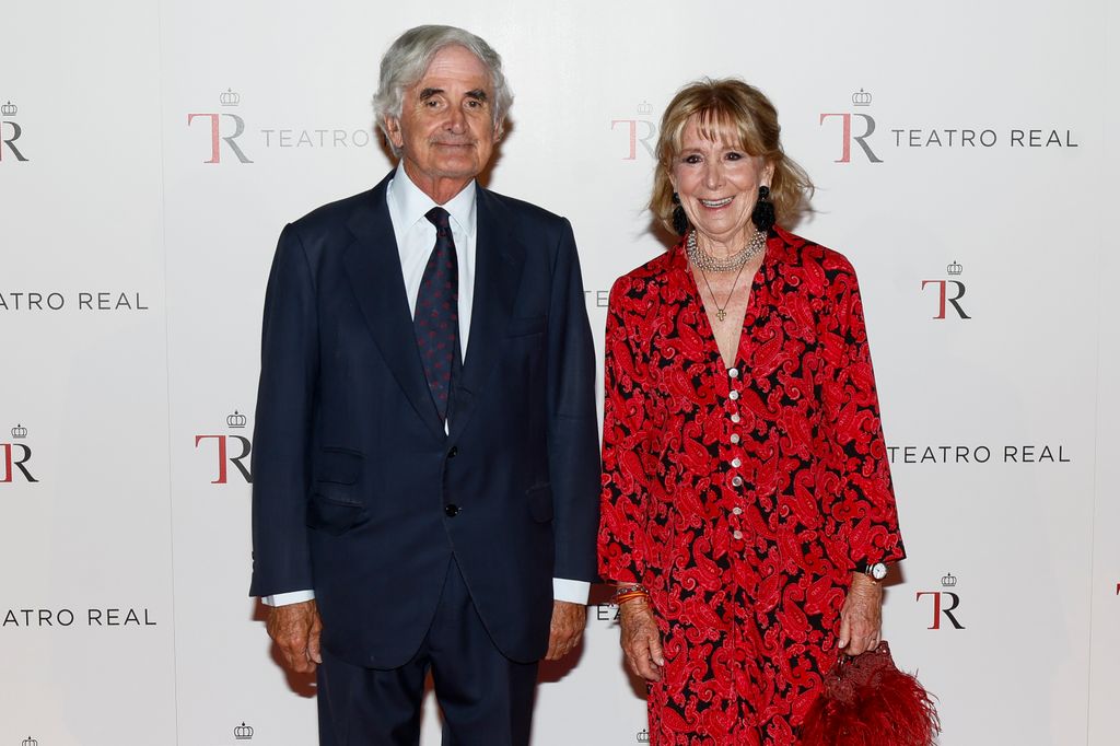Esperanza Aguirre, expresidenta de la Comunidad de Madrid, acudió a la inauguración de la temporada del Teatro Real acompañada por su marido, Fernando Ramírez de Haro y Valdés, conde de Bornos.