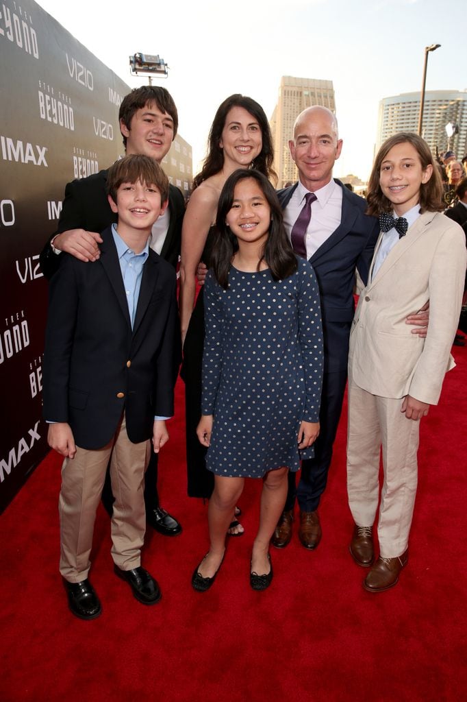 Jeff Bezos y MacKenzie Scott con sus cuatro hijos en un evento en San Diego, California en julio de 2016. 