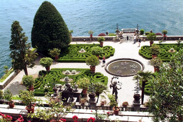 La isla Bella fue diseñada de forma que pareciera un barco emergiendo del lago azul, así que los jardines se encuentran a diferentes alturas 