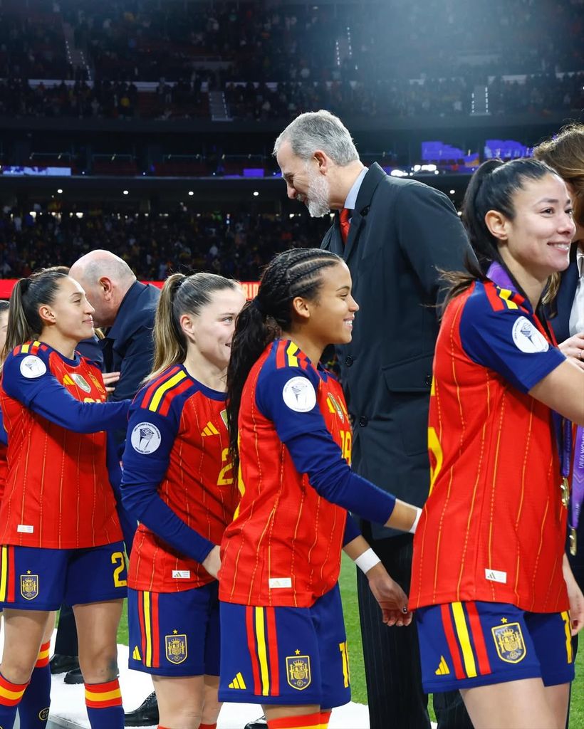 El Rey entrega el trofeo de la “UEFA Women’s Nations League” a la capitana de la Selección Española Femenina de Fútbol, Irene Paredes, y felicita a todo el equipo por su victoria en la final frente a la selección alemana.