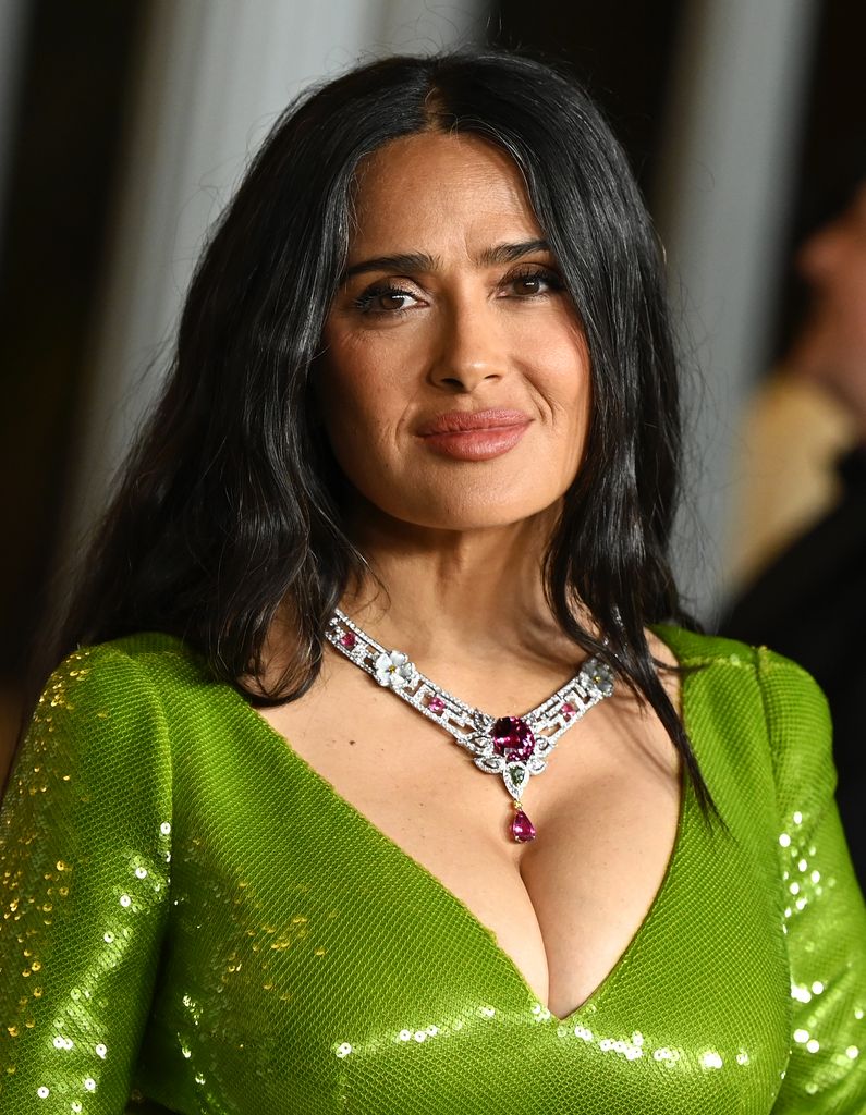 Salma Hayek luce sus canas de la forma más glamourosa. 