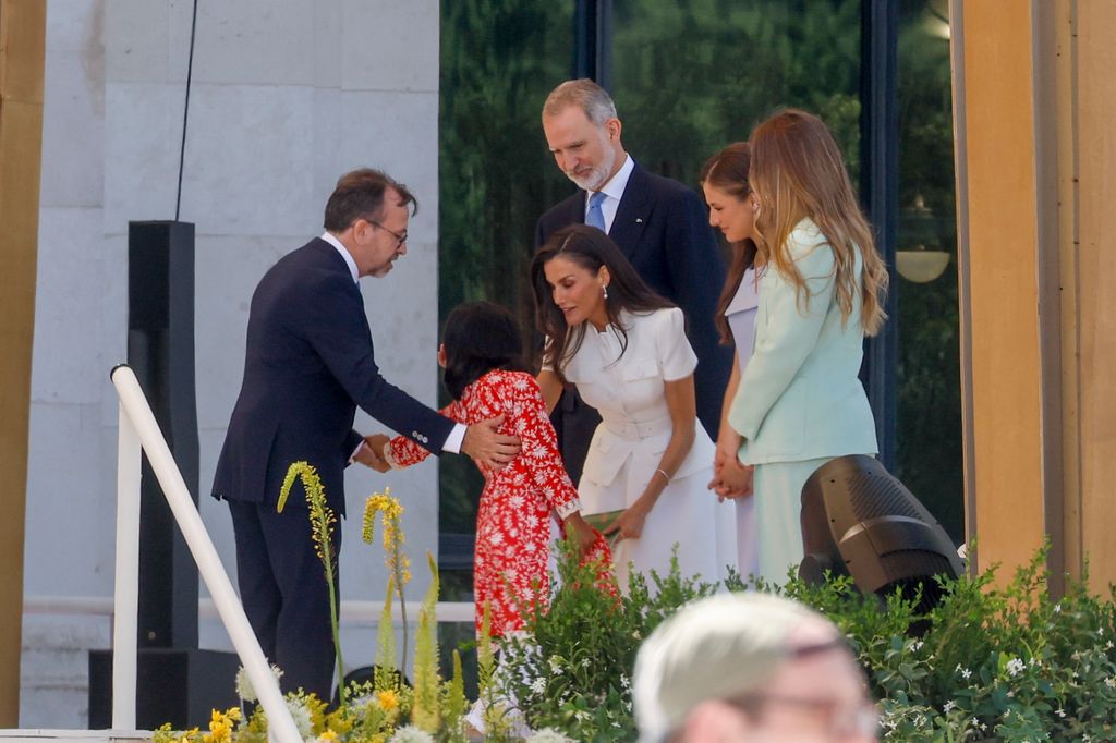La Familia Real conversa con las familias tras la misa de Cibeles