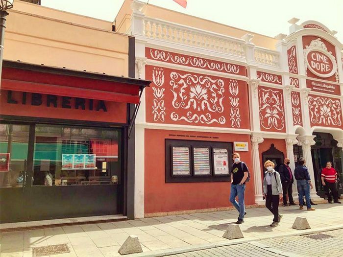 Fachada principal del Cine Doré y su librería