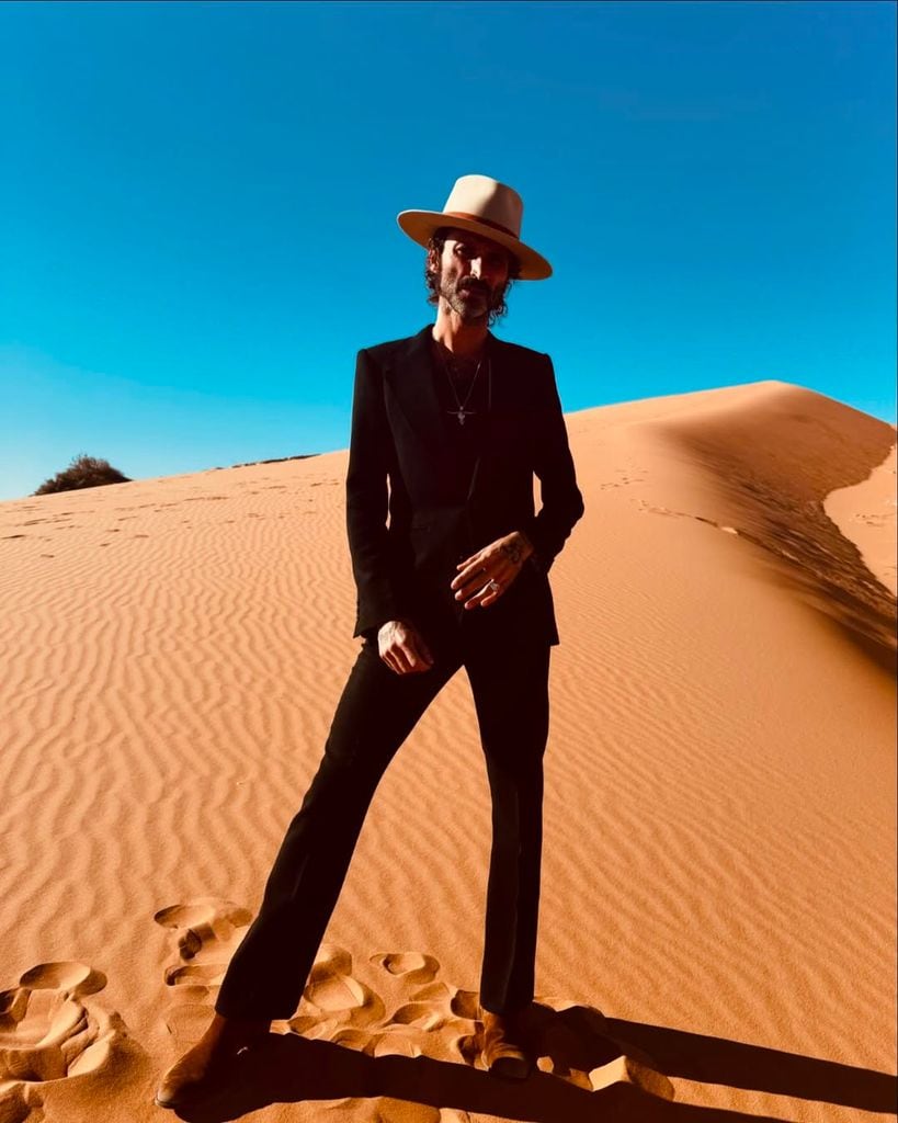 El cantante Leiva posando para foto