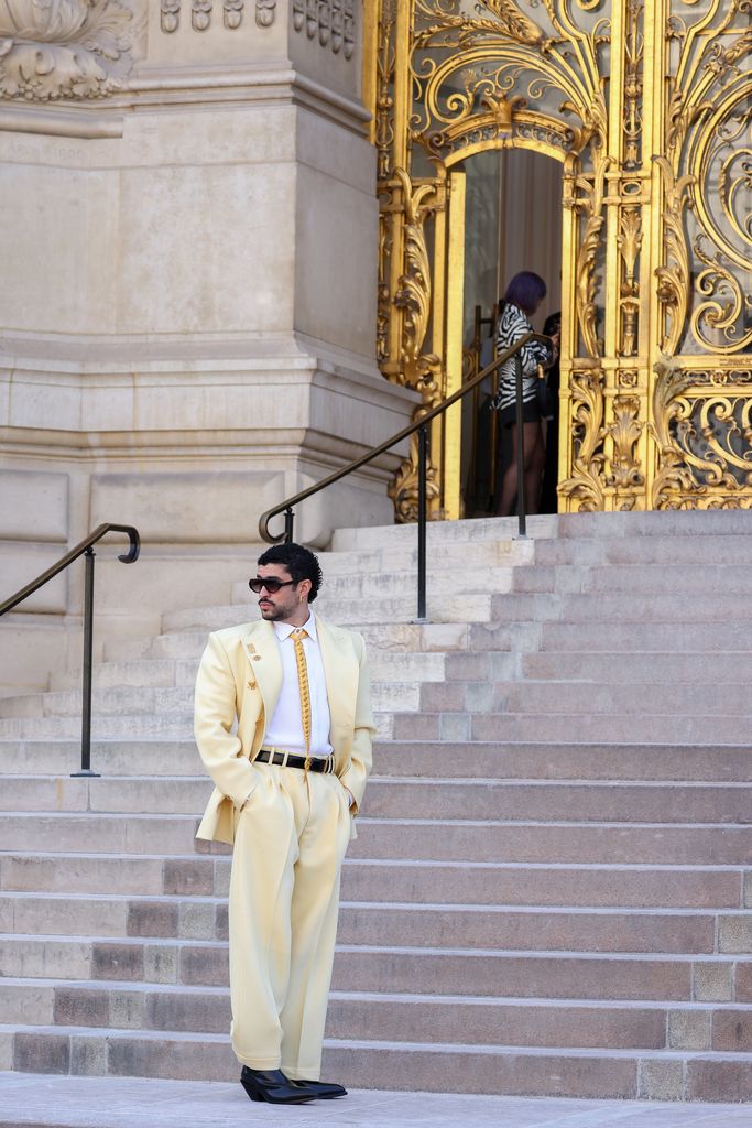 Benito Martínez Ocasio llega al desfile de Schiaparelli en París.