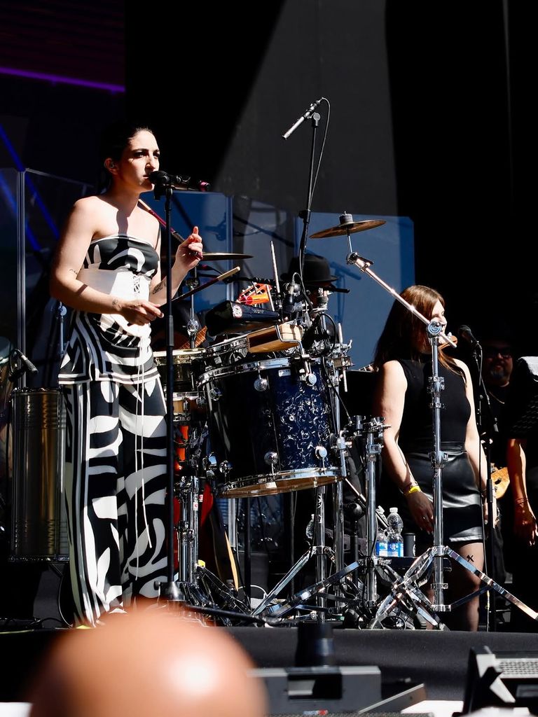 Emily Estefan, hija de Gloria, hizo lo propio en el escenario y se lució en la percusión