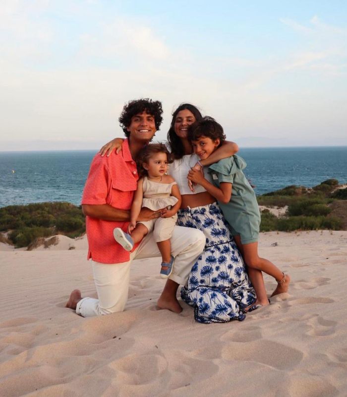 María García de Jaime y Tomás Páramo junto a sus hijos Tomi y Catalina