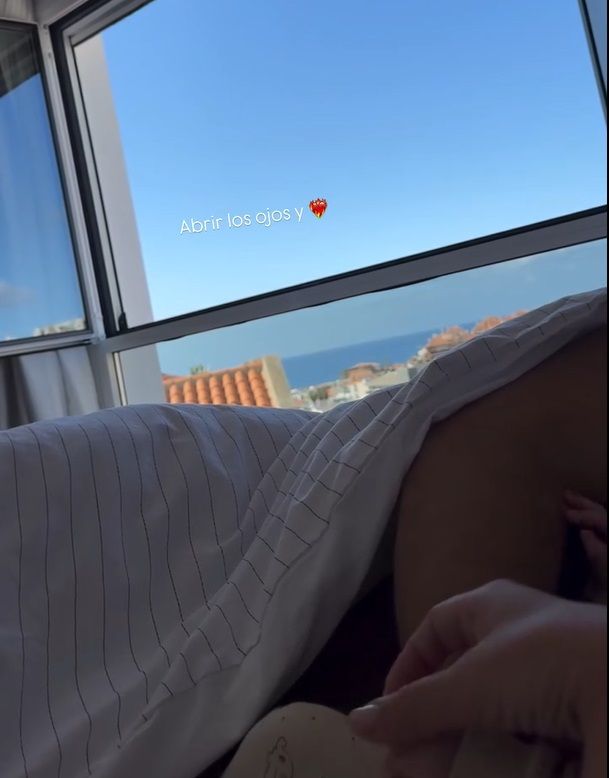 Anabel Pantoja, con David y Alma en la cama, muestra las vistas de su habitación 
