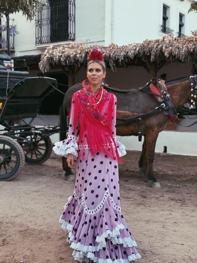 Manuela Villena con traje de lunares en El Rocío