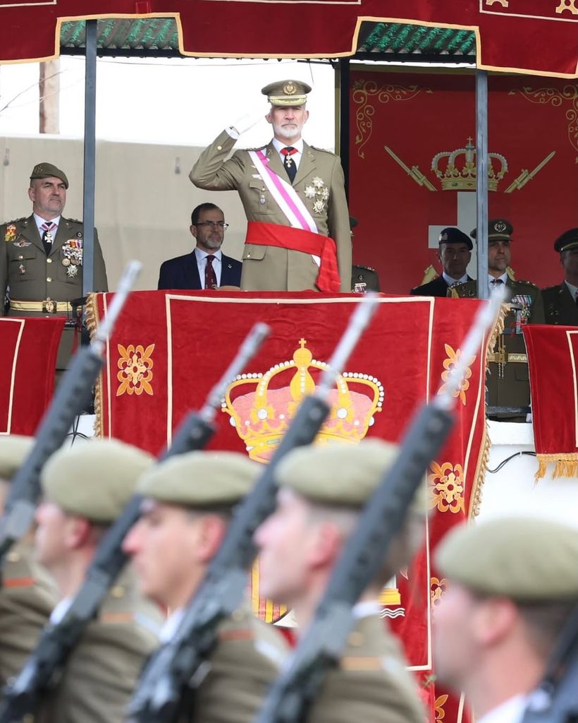 El Rey saludando a las tropas durante el desfile