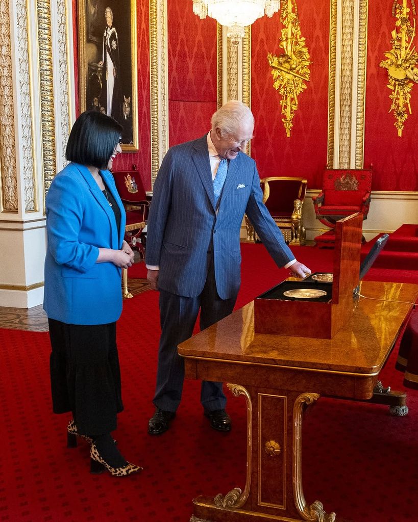 El rey Carlos III en la presentación del sello de su reinado 