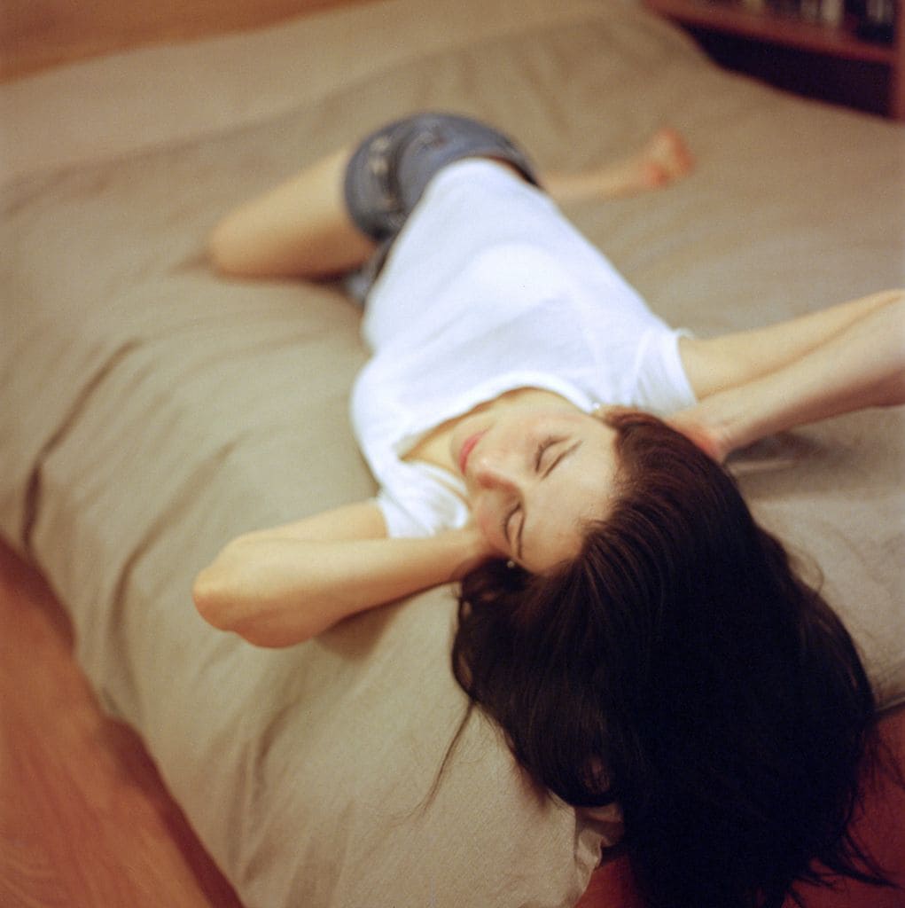 chica tumbada cama