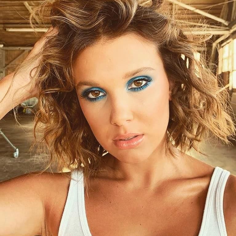 Millie Bobby Brown con eyeshadow azul