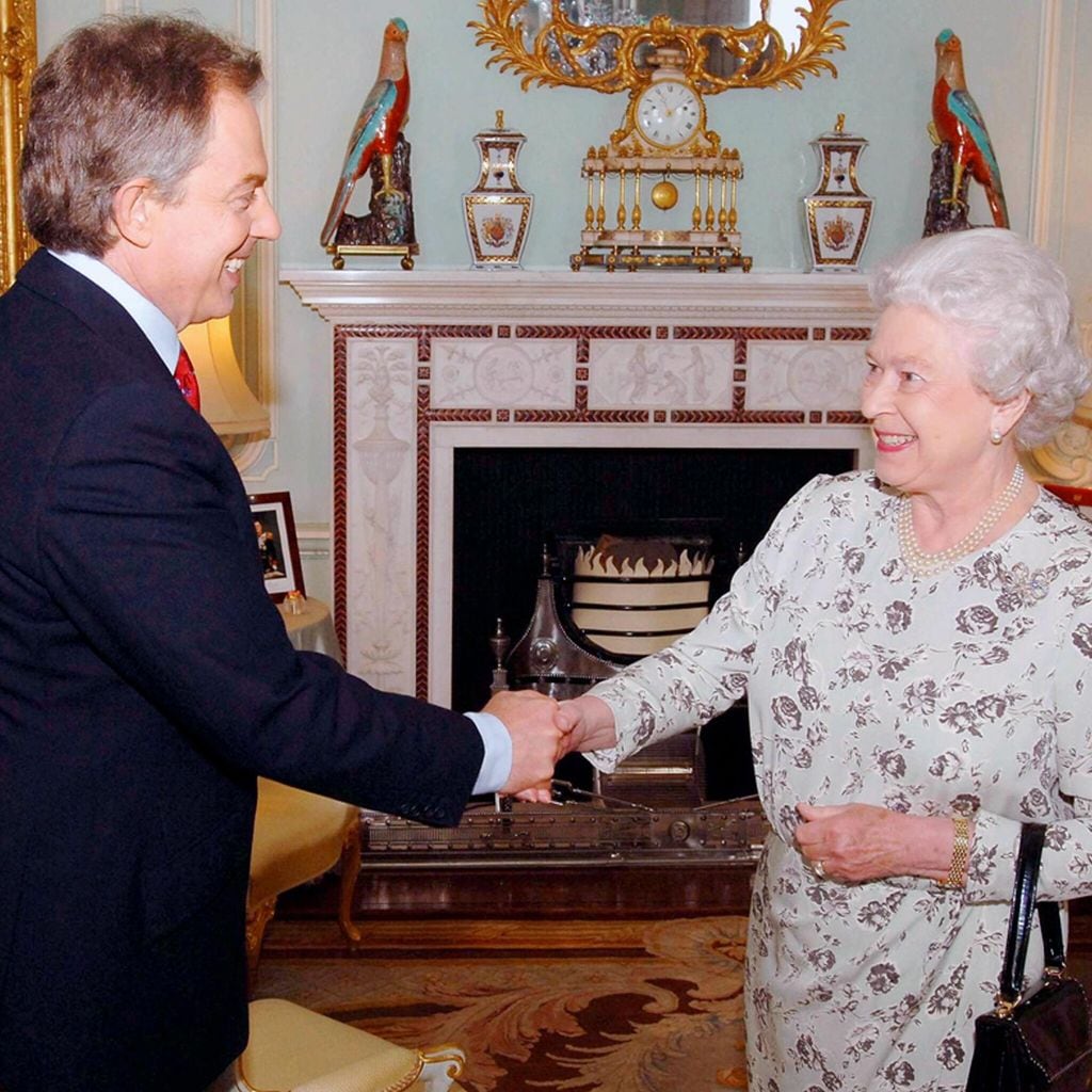 Isabel II HOLA PLUS