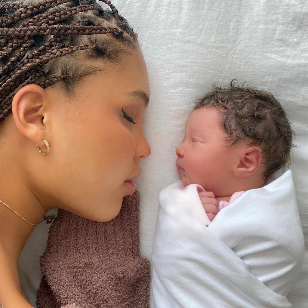 Así dio la bienvenida a su primera hija Rumble Honey