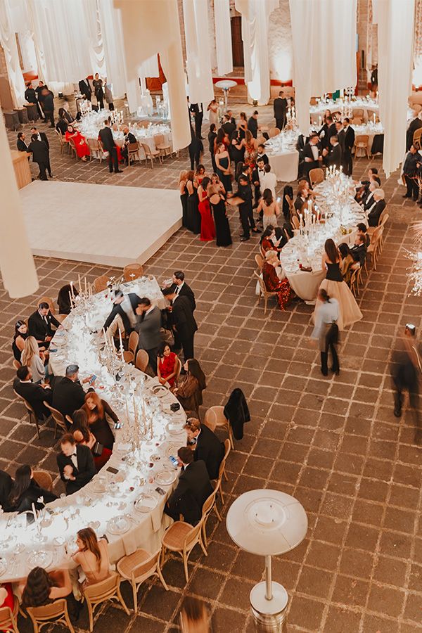 Esta boda reunió a familias con raíces persas, mexicanas y estadounidenses en una celebración donde distintas culturas encontraron un mismo lenguaje.