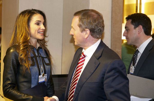 Rania de Jordania ha sido otra de las primeras damas reales en aterrizar en Davos y en pasear elegancia por los pasillos del Congress Center 