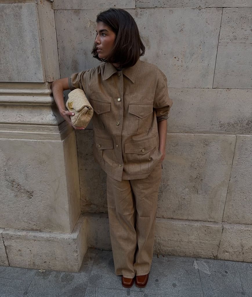 Influencer con total look de lino