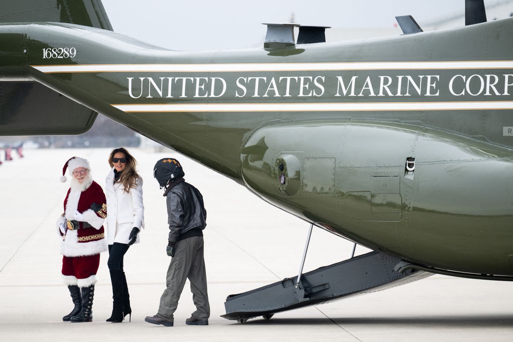 Melania Trump llegó a la Base del Cuerpo de Marines de Quantico junto a Santa Claus.