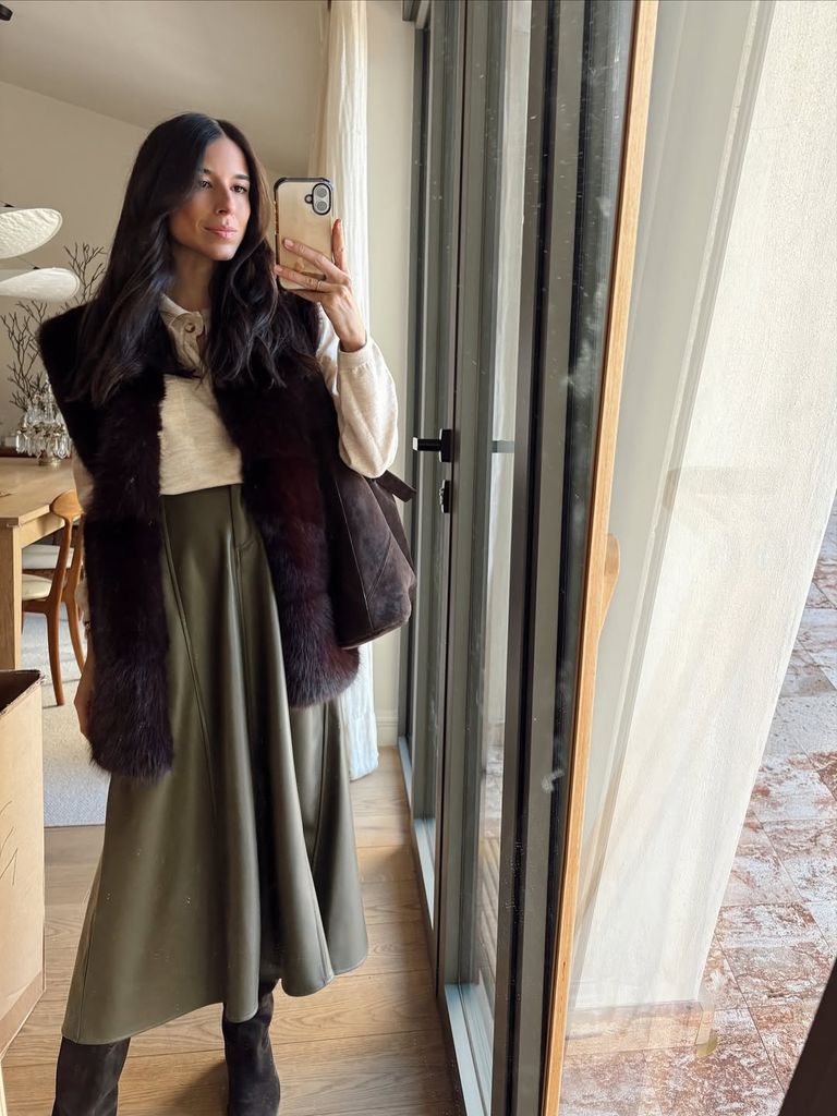Los looks premamá de Laura Corsini con falda midi que puedes llevar con botas en otoño estés o no embarazada