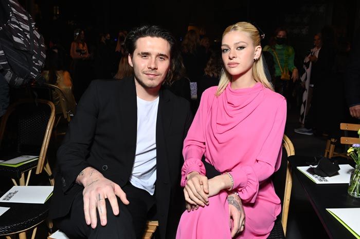 Brooklyn Beckham y Nicola Peltz en un desfile de moda
