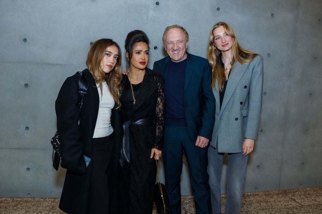 Valentina Paloma Pinault, Salma Hayek, Francois-Henri Pinault y Mathilde Pinault en la exhibición de 'Corps Et Ames' en la Bolsa de Comercio de París, en Francia. 