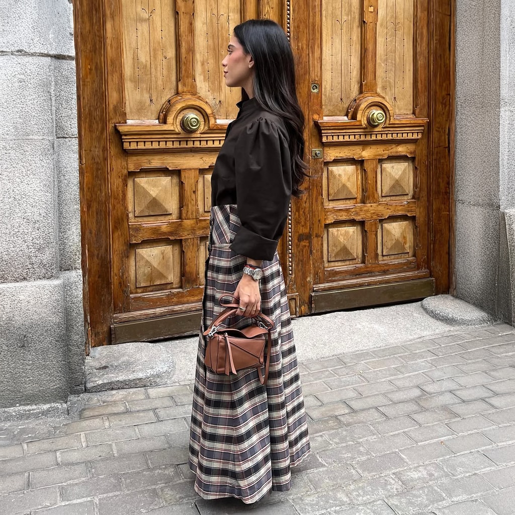 Look con falda estampada de cuadros