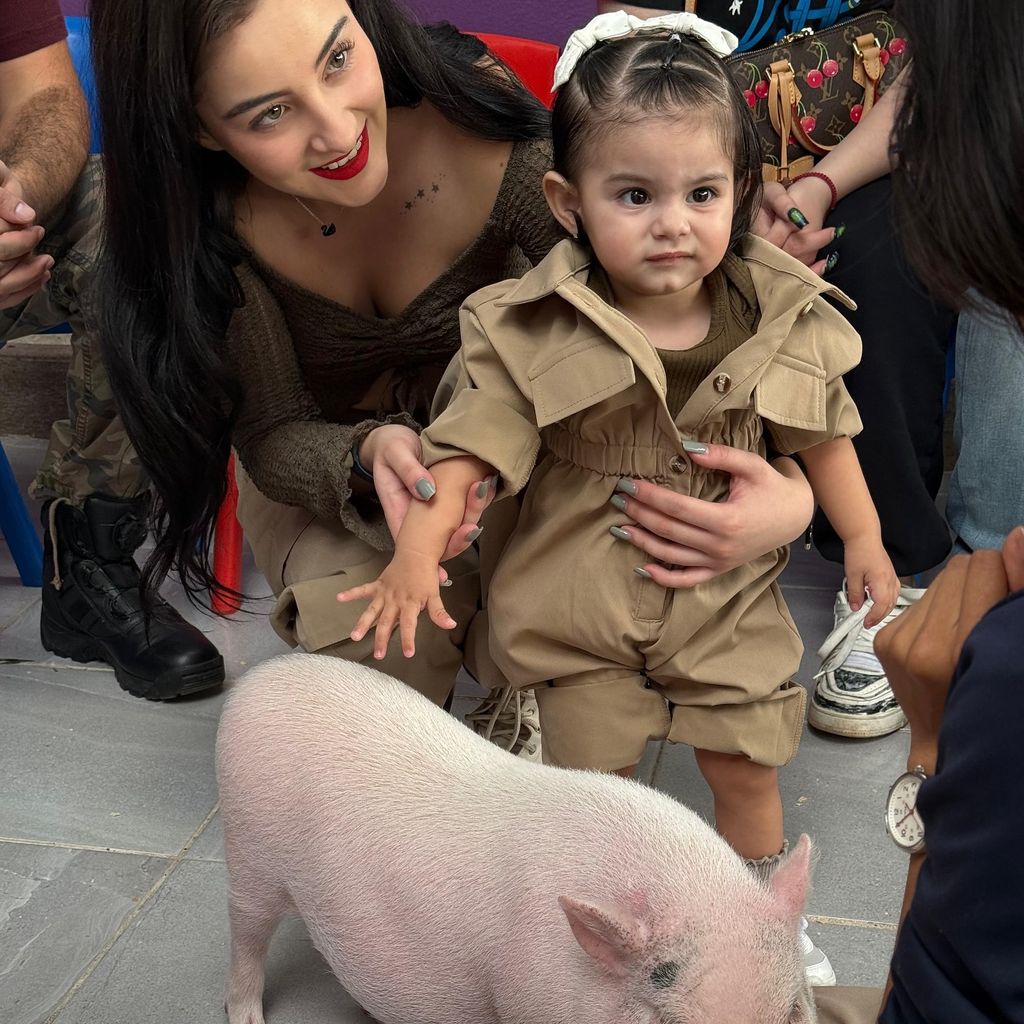 Tessa pudo interactuar en la granja con algunos animales, incluidos un cerdito.
