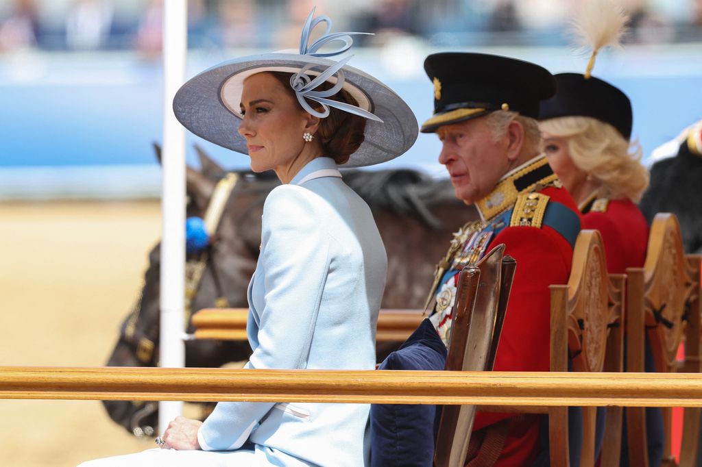 Kate Middleton, viendo el desfile militar desde la tribuna, junto a los reyes Carlos y Camilla