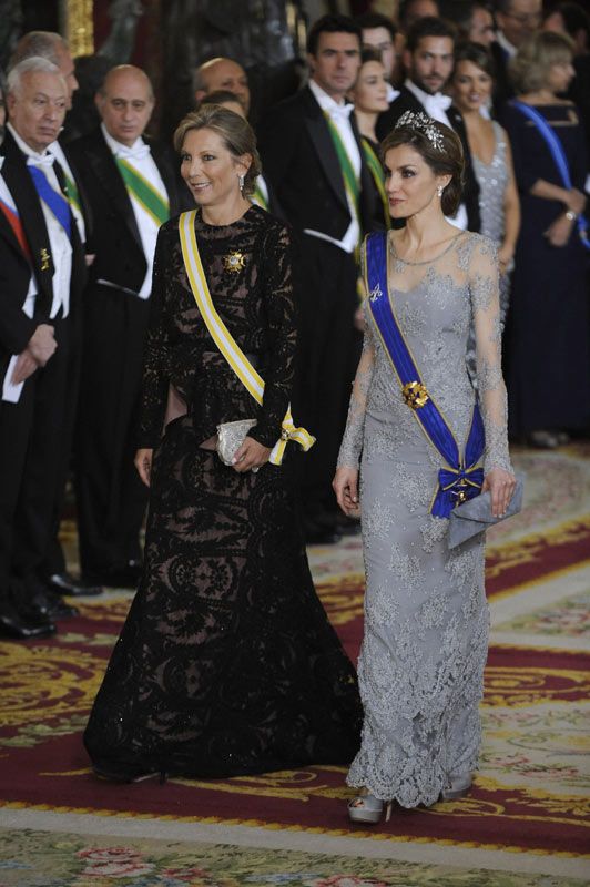 María Clemencia Rodríguez, la Primera Dama de Colombia, apostó por un traje negro que desvelaba un estampado a través de transparencias sobre un forro oscuro, mientras que doña Letizia eligió el diseño de en seda y tul titanio, bordado con microperlas de acero y cristal, de Felipe Varela, que lució durante la entronización de los Reyes de Holanda 