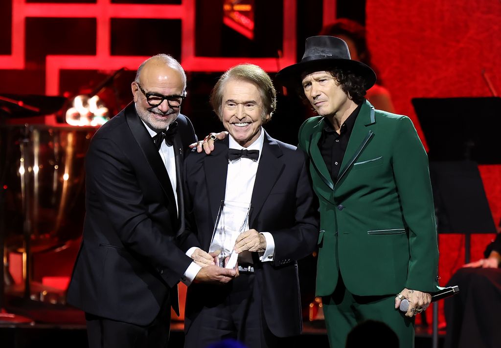 El cantante recibe el reconocimiento de manos de Manuel Abud y Enrique Bunbury