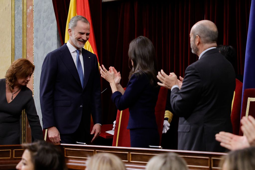 Los reyes Felipe VI y doña Letizia con gestos de complicidad