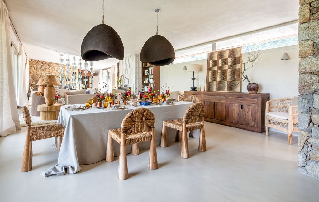 La casa de Nuria Roca en Candeleda: el sofisticado comedor