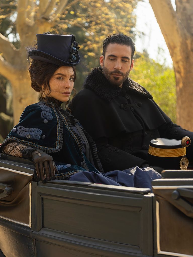 Belinda y Miguel Ángel Silvestre, quien interpreta al general Alfred van der Smissen.