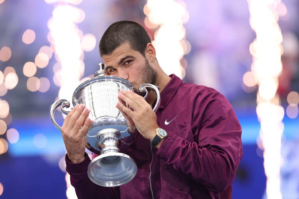 Carlos Alcaraz se posicionó como número 1 del mundo tras vencer a Jannik Sinner en la final. 