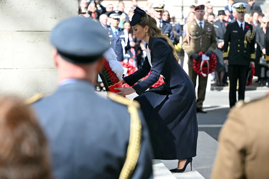 La princesa Kate deposita una corona de flores durante una ceremonia para conmemorar el Día de ANZAC en el Cenotafio, monumento a los caídos en guerra, en el centro de Londres.