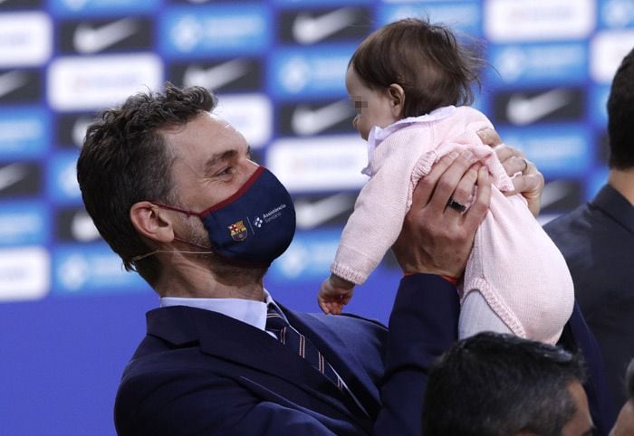 Pau Gasol con su familia en su presentación oficial 