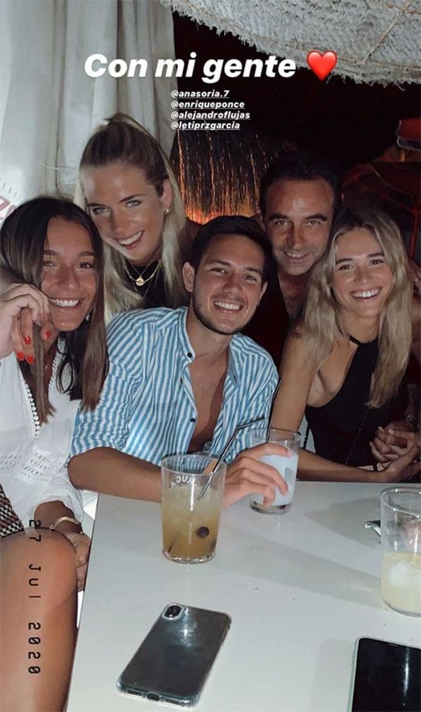 Enrique Ponce y Ana Soria, con un grupo de amigos