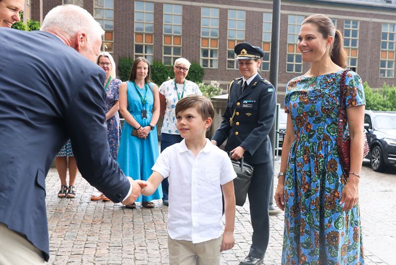 Oscar de Suecia con su madre Victoria de Suecia 