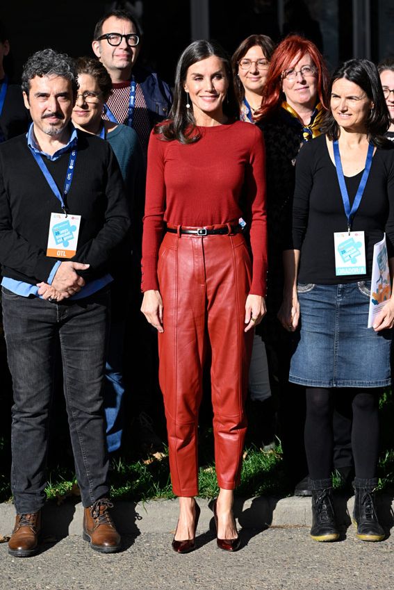 La Reina Letiiza con pantalones de cuero
