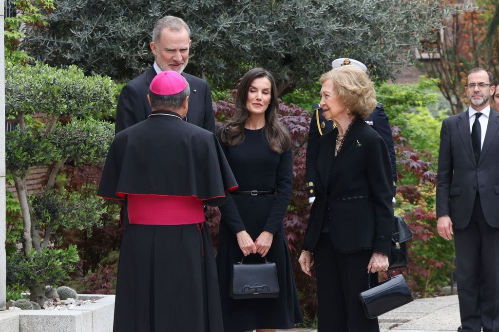 LOS REYES Y DOÑA SOFÍA ACUDEN A FIRMAR EN EL LIBRO DE CONDOLENCIAS TRAS EL FALLECIMIENTO EL PAPA FRANCISCO