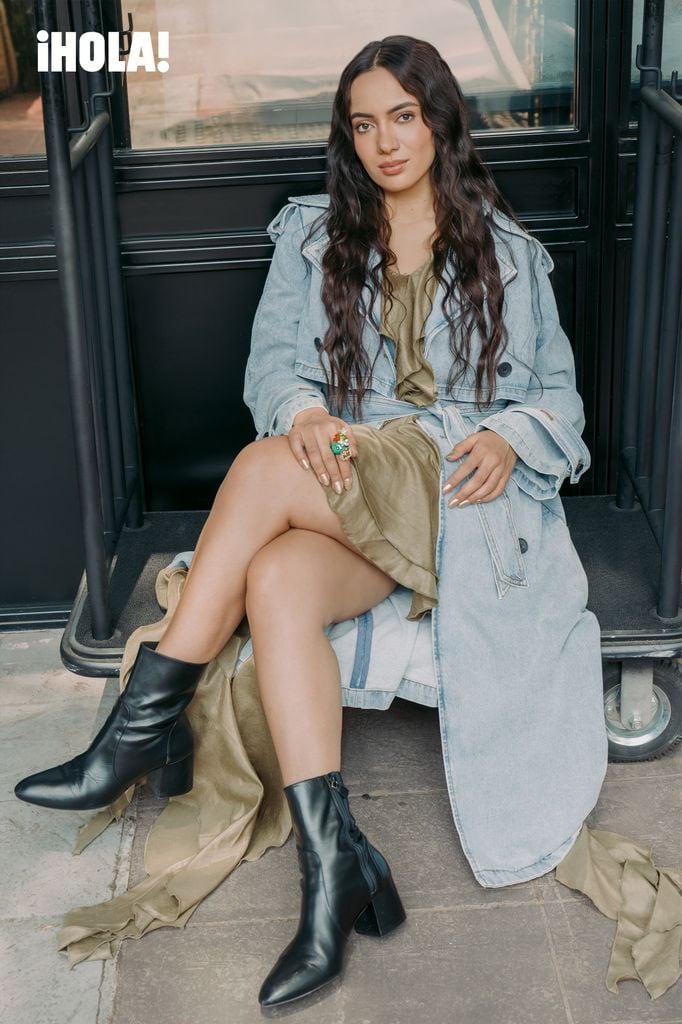 Marcelia posa con vestido de Vero Díaz, Gabardina de Desigual, aretes Tous y anillo Bimba y Lola. 