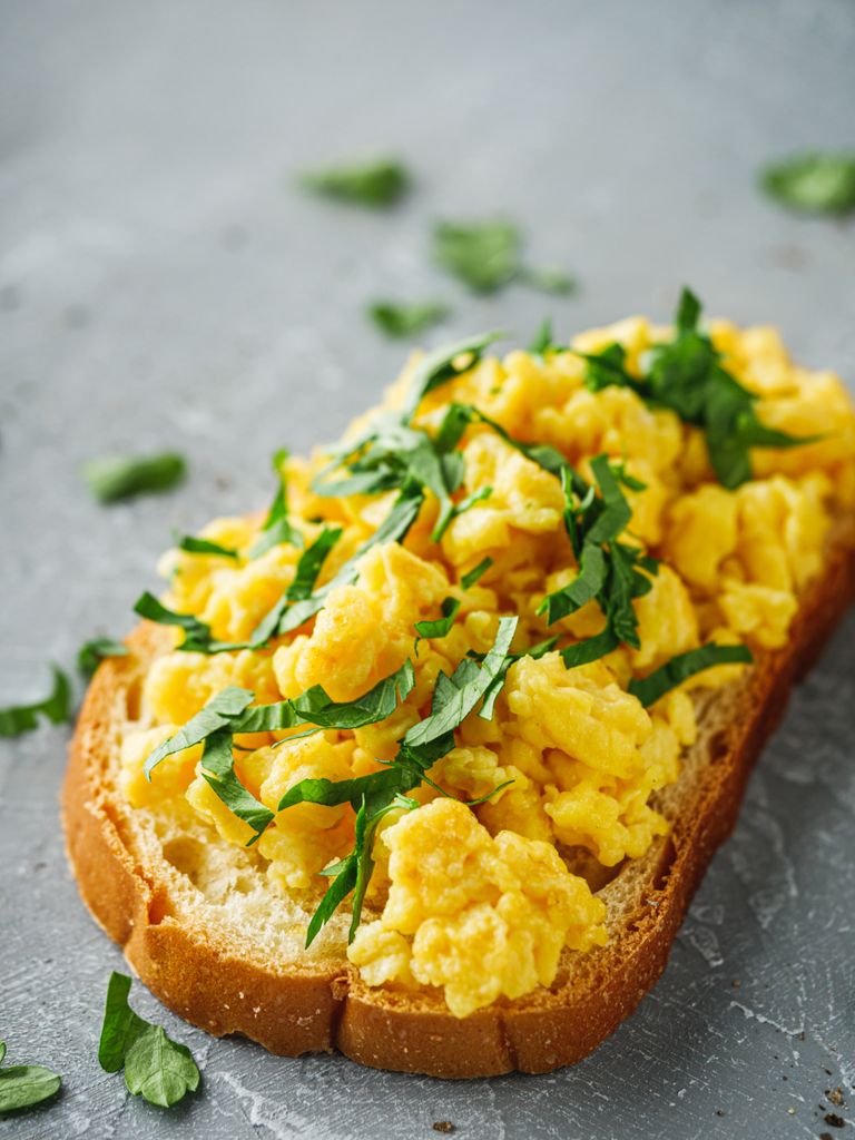 Los huevos revueltos sobre una rebanada de pan tostado son un desayuno inmejorable.