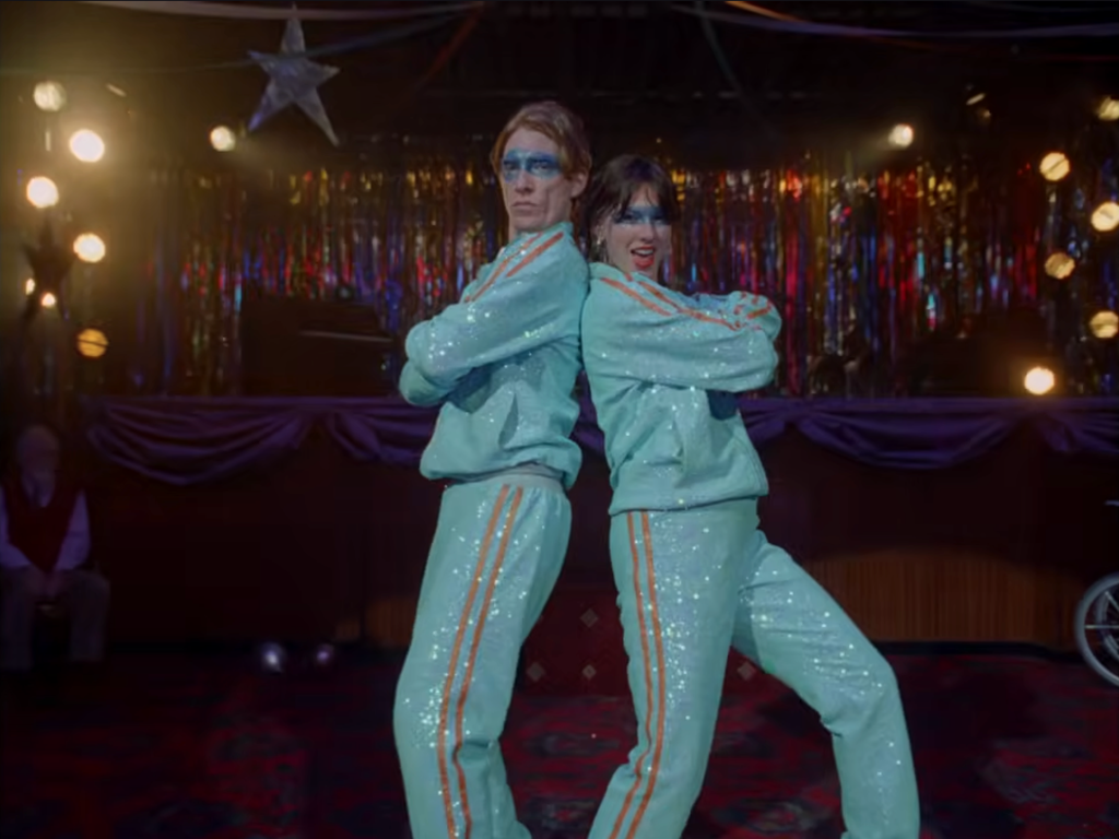 Domhnall Gleeson y Taylor Swift hacen toda una coreografía.