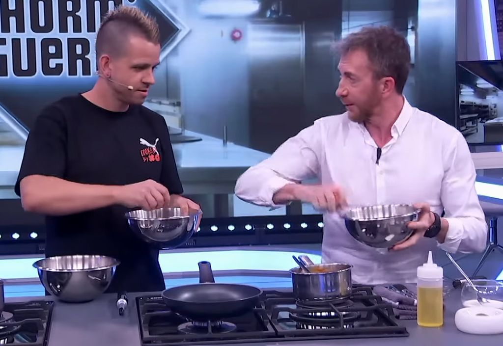 Dabiz Muñoz muestra a Pablo Motos cómo preparar una buena tortilla francesa en una de sus intervenciones en El Hormiguero.