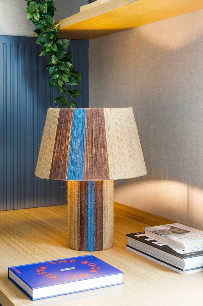 Lámpara de fibra natural con pantalla en forma circular