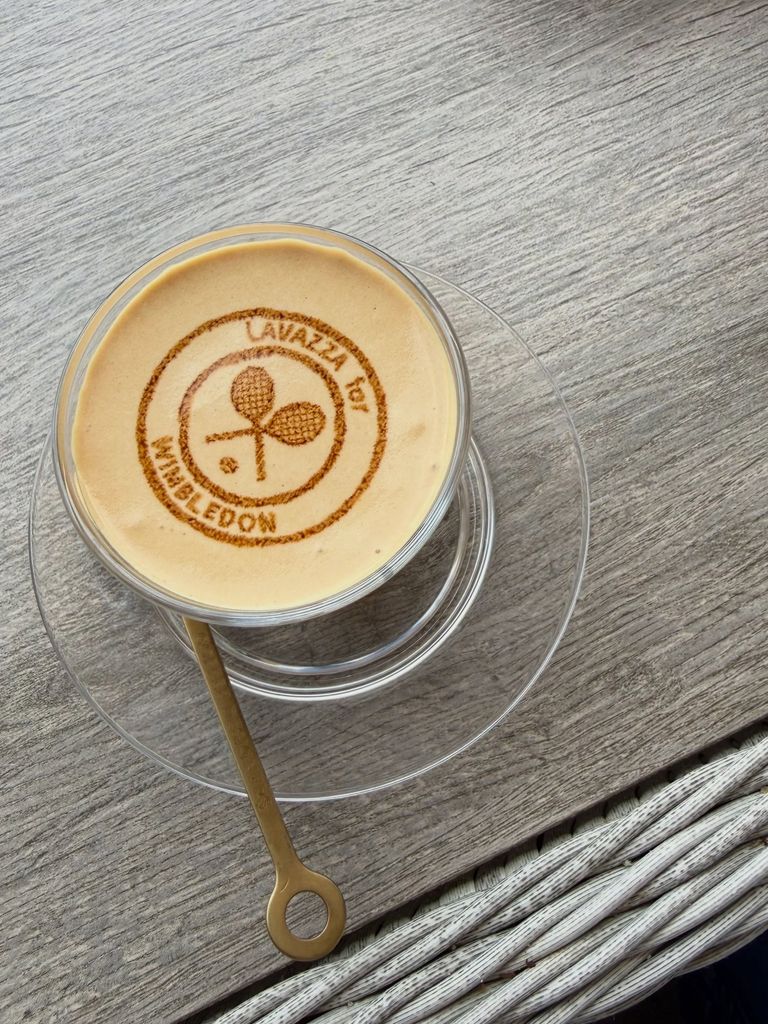Un café con el símbolo de Wimbledon
