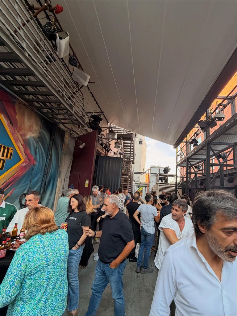 Juan del Val, en primer término, disfrutando de la barbacoa